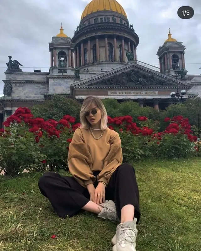 Петербург: розы у Исаакиевского собора
